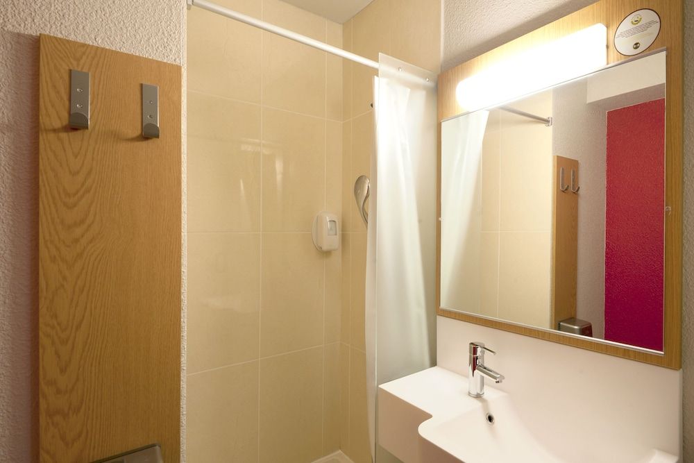 B&B HOTEL Grenoble Centre Alpexpo Standard Quadruple Room, Multiple Beds, Non Smoking 5