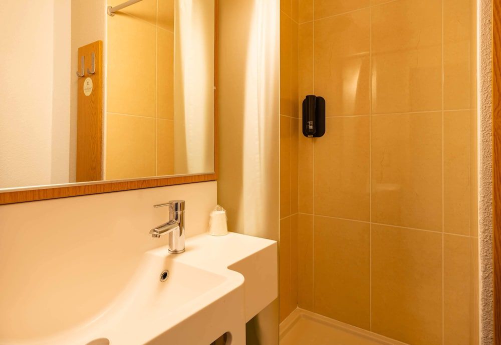 B&B HOTEL Grenoble Centre Alpexpo Standard Quadruple Room, Multiple Beds, Non Smoking 6