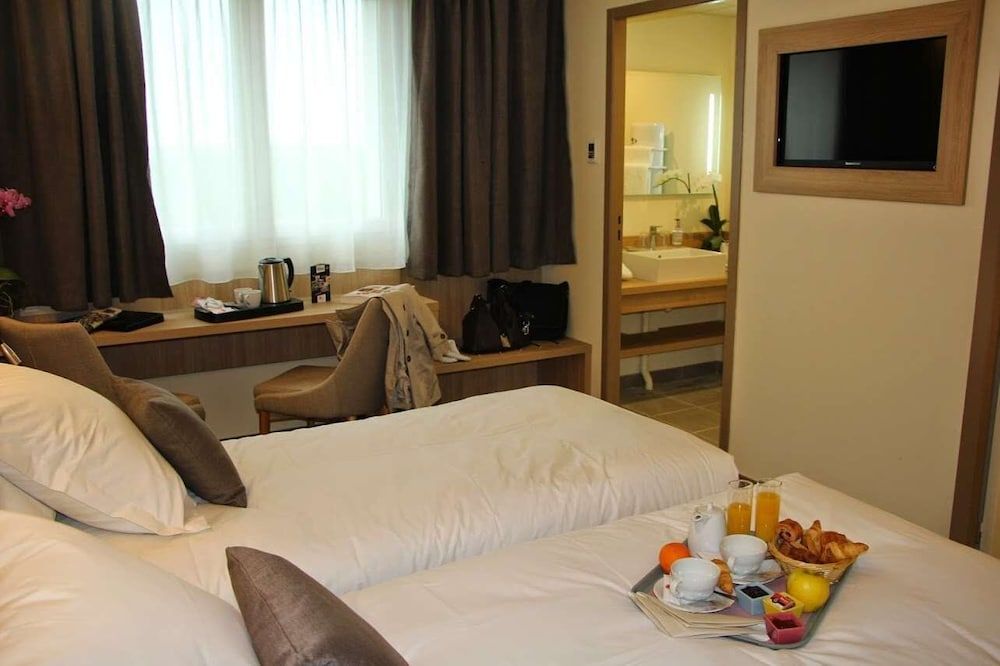 Brit Hotel Montargis Classic Twin Room 3