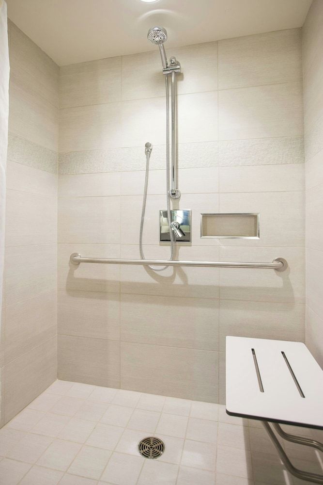 Calgary Marriott Downtown Hotel Room, 1 King Bed, Non Smoking 7