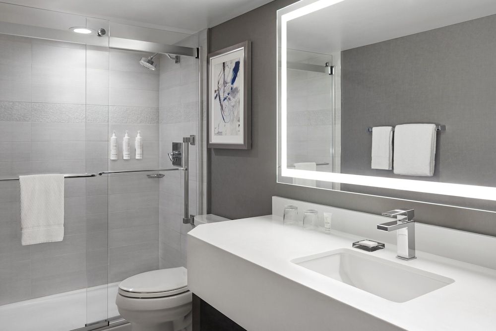 Calgary Marriott Downtown Hotel Room, 1 King Bed, Non Smoking 6