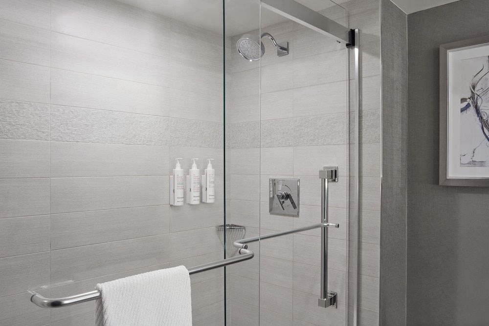 Calgary Marriott Downtown Hotel Room, 1 King Bed, Non Smoking 5