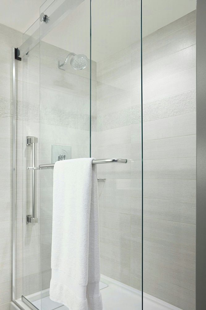 Calgary Marriott Downtown Hotel Room, 1 King Bed, Non Smoking 8