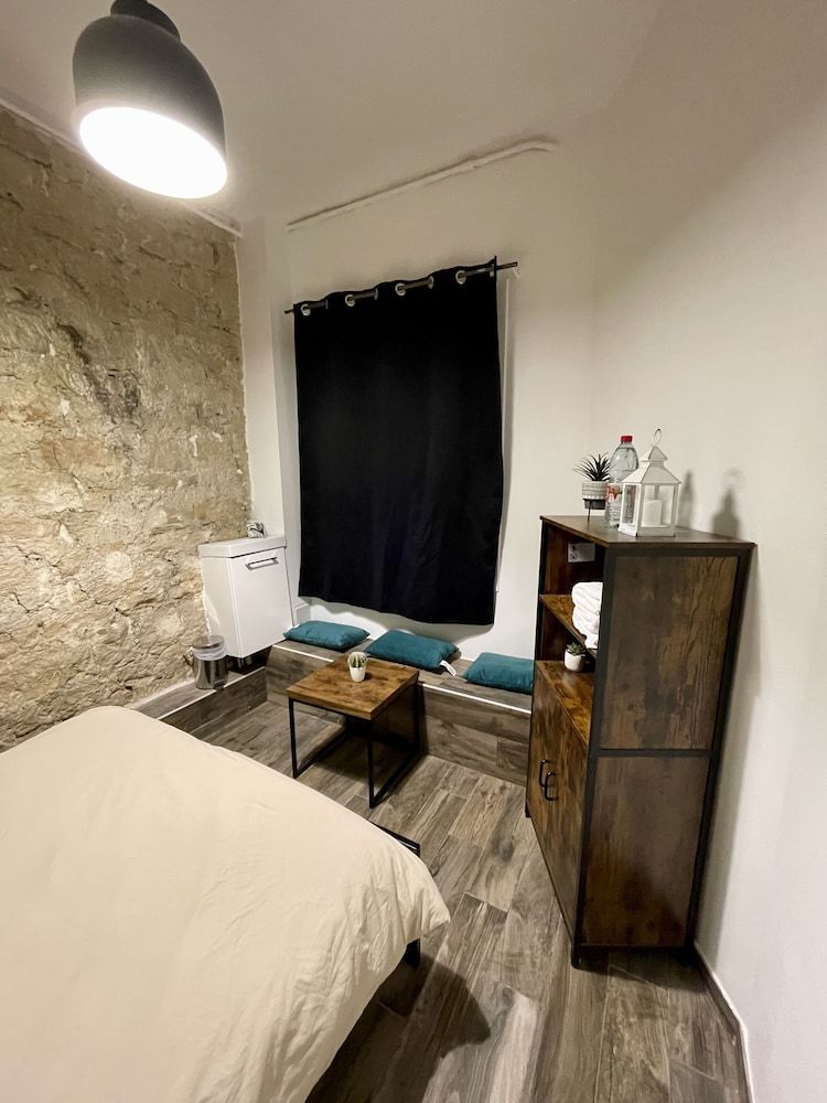 Le Globe Double Room, Shared Bathroom 8