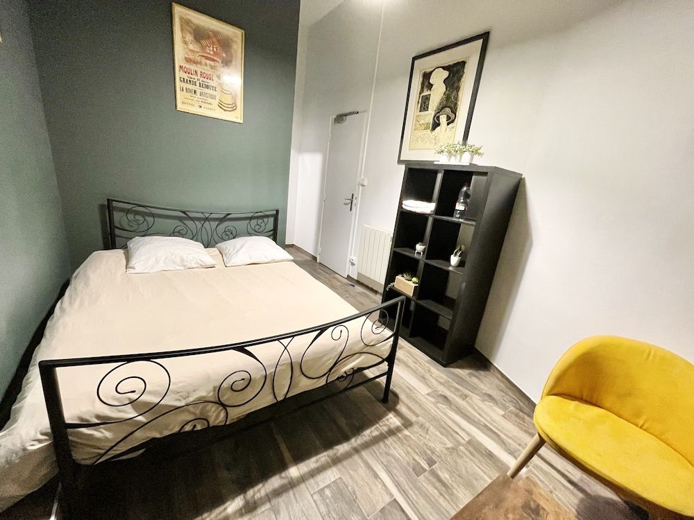 Le Globe Double Room, Private Bathroom 7