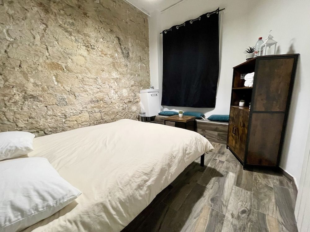 Le Globe Double Room, Shared Bathroom 5