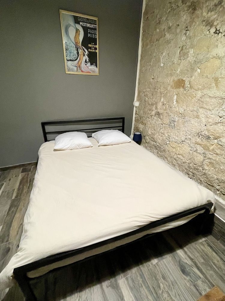 Le Globe Double Room, Shared Bathroom 7