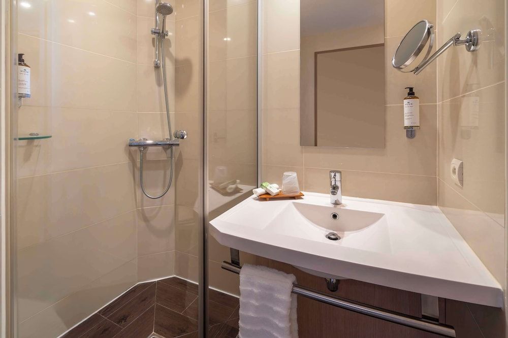 Best Western Plus Hotel Colbert Comfort Room, 1 Queen Bed, Non Smoking 13