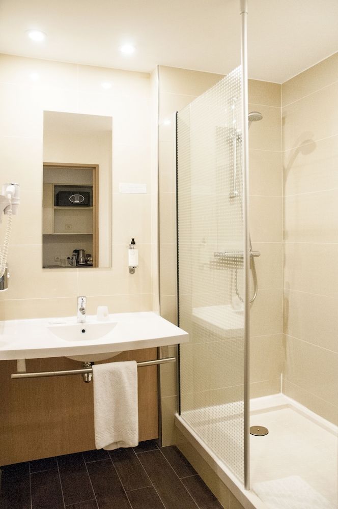 Best Western Plus Hotel Colbert Comfort Room, 1 Queen Bed, Non Smoking 9