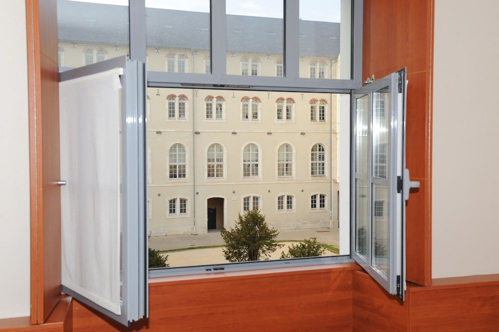 Best Western Plus Hotel Colbert Comfort Room, 1 Queen Bed, Non Smoking, Courtyard View 10