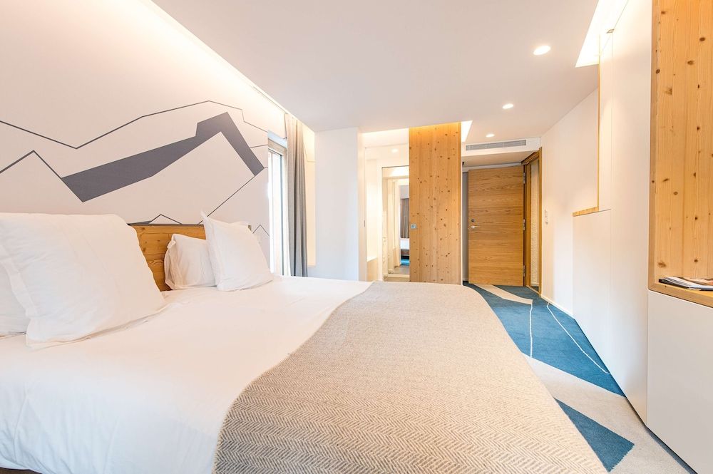 Deluxe Room, 1 King Bed, Non Smoking, Mountain View