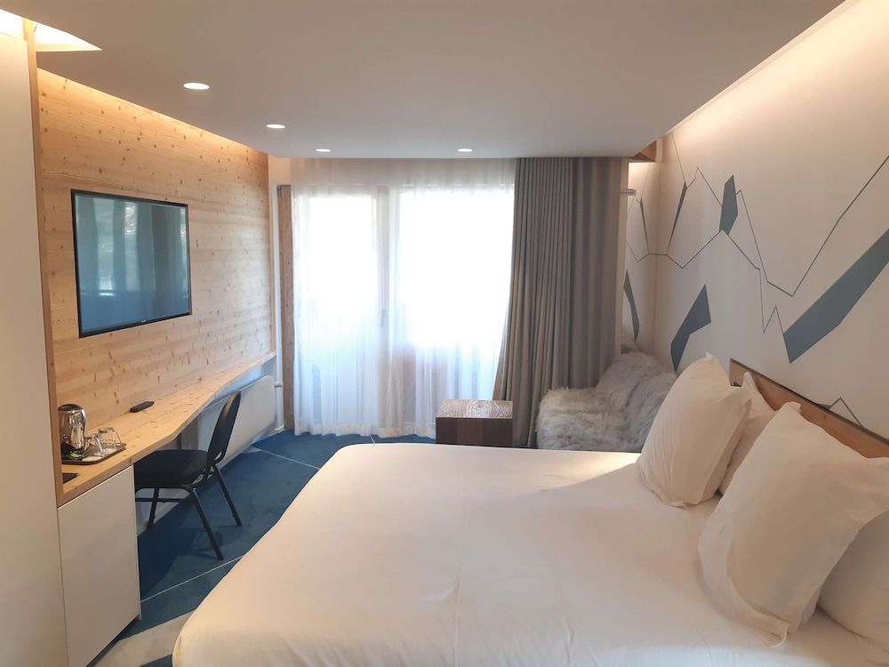 Deluxe Room, 1 King Bed, Non Smoking, Mountain View