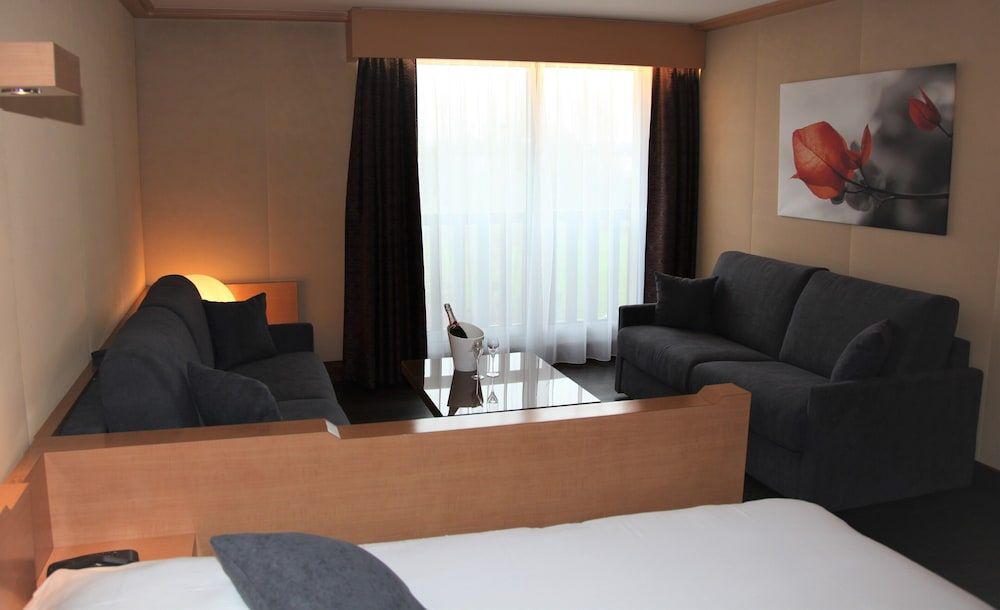 Amirauté Hôtel Deauville Suite (Left Shore Building) 2