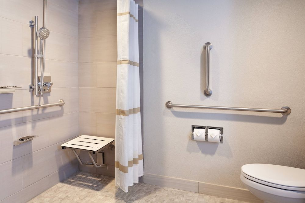 Marriott Orlando Airport Lakeside Room, 1 King Bed with Sofa bed, Non Smoking (Mobility Accessible, Roll-in Shower) 2