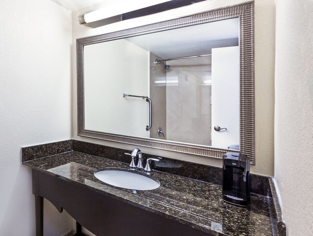 Standard Room, 1 King Bed, Accessible (Accessible Tub)