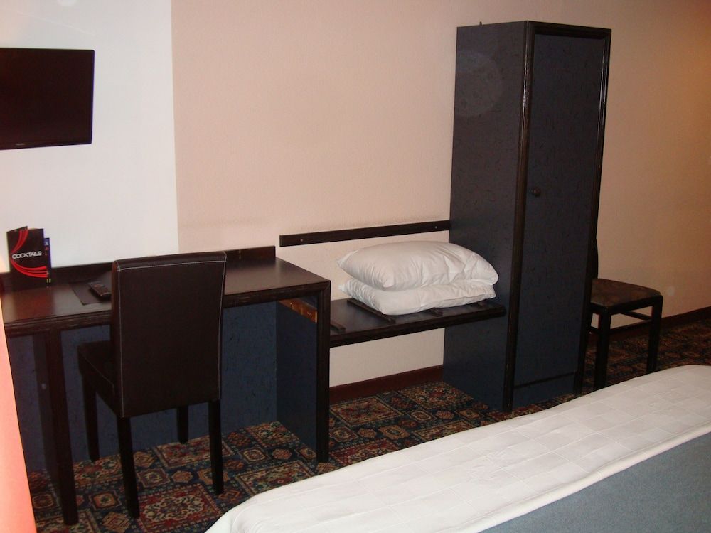 Hôtel de La Cloche ECO DOUBLE with bath, air-conditioned 6