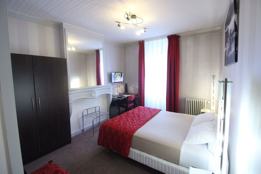 Hôtel de La Cloche ECO DOUBLE with bath, air-conditioned 2