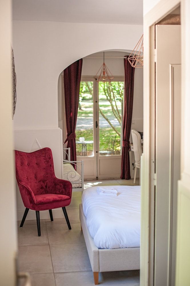 Château Des Ayes Family Triple Room, Park View, Garden Area 7