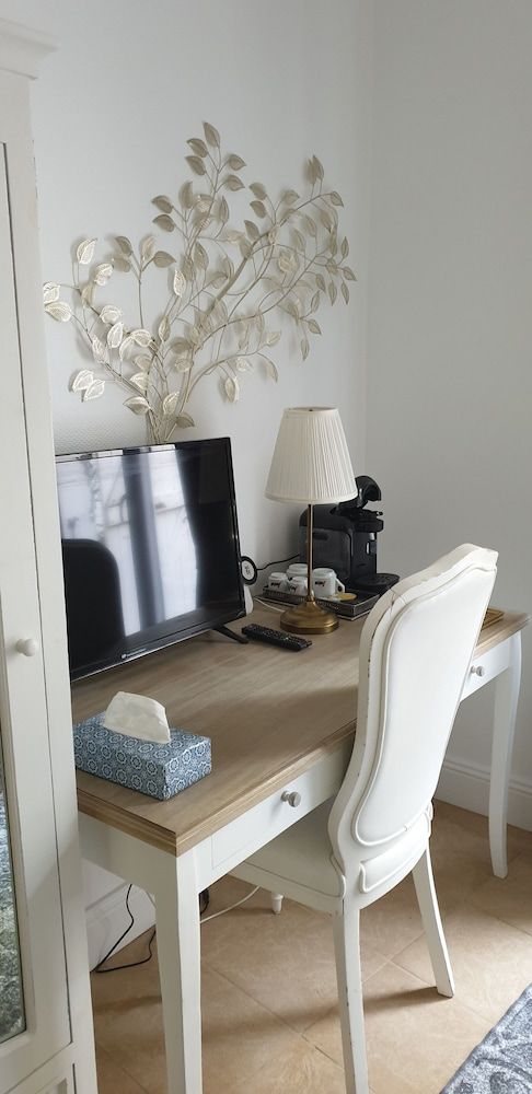 Château Des Ayes Family Triple Room, Park View, Garden Area 9