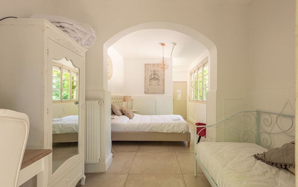 Château Des Ayes Family Triple Room, Park View, Garden Area 3