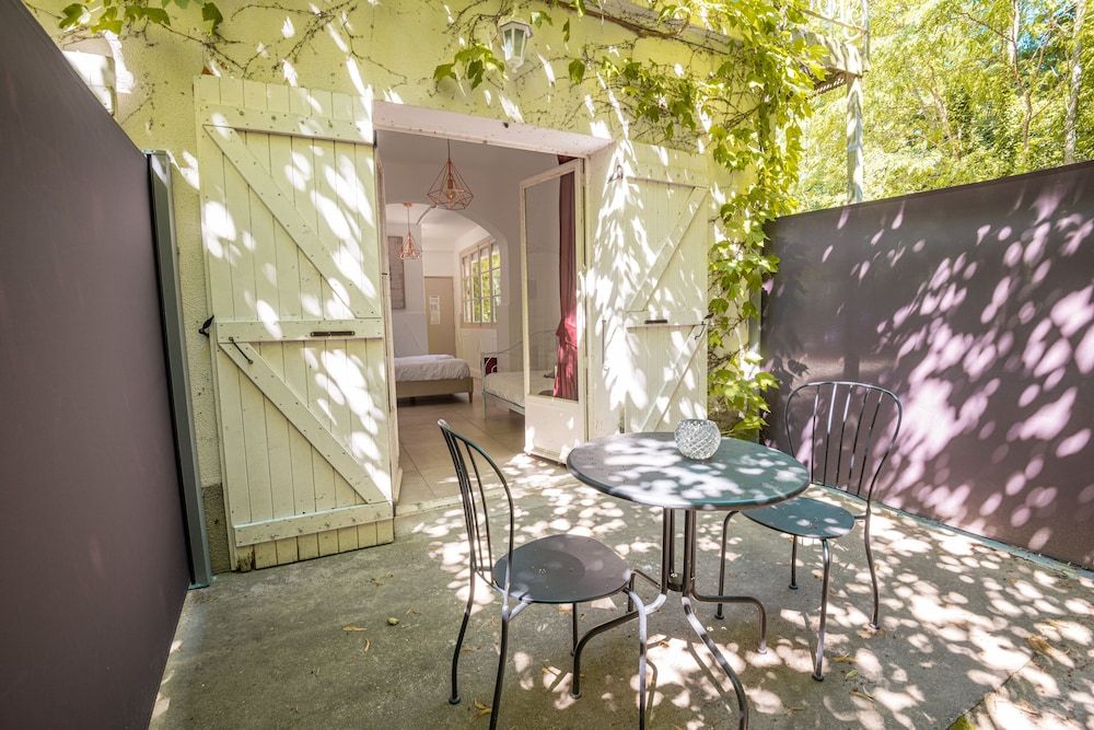 Château Des Ayes Family Triple Room, Park View, Garden Area 5