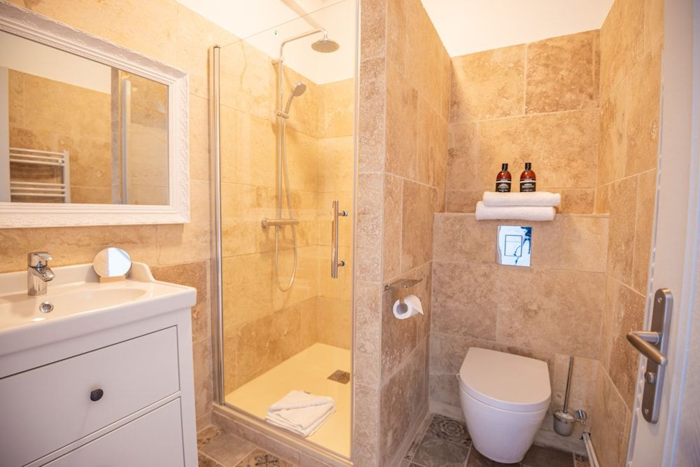 Château Des Ayes Family Triple Room, Park View, Garden Area 6