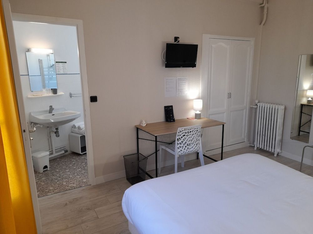 Hôtel de France Superior Double Room 5