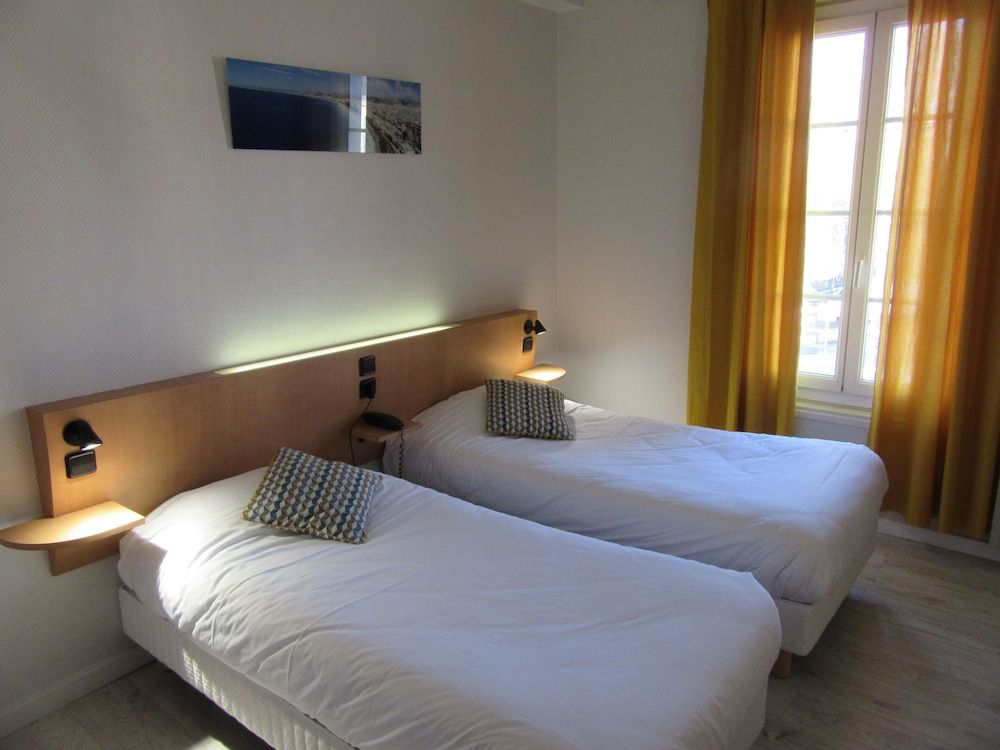 Hôtel de France Twin Room
