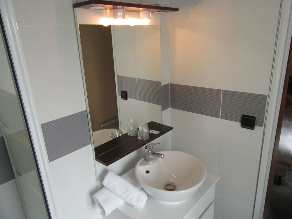 Hôtel de France Twin Room 6