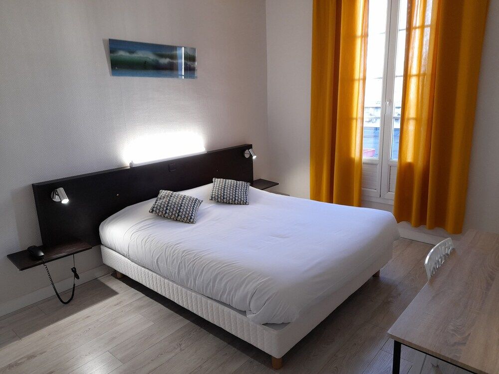 Hôtel de France Superior Double Room 4