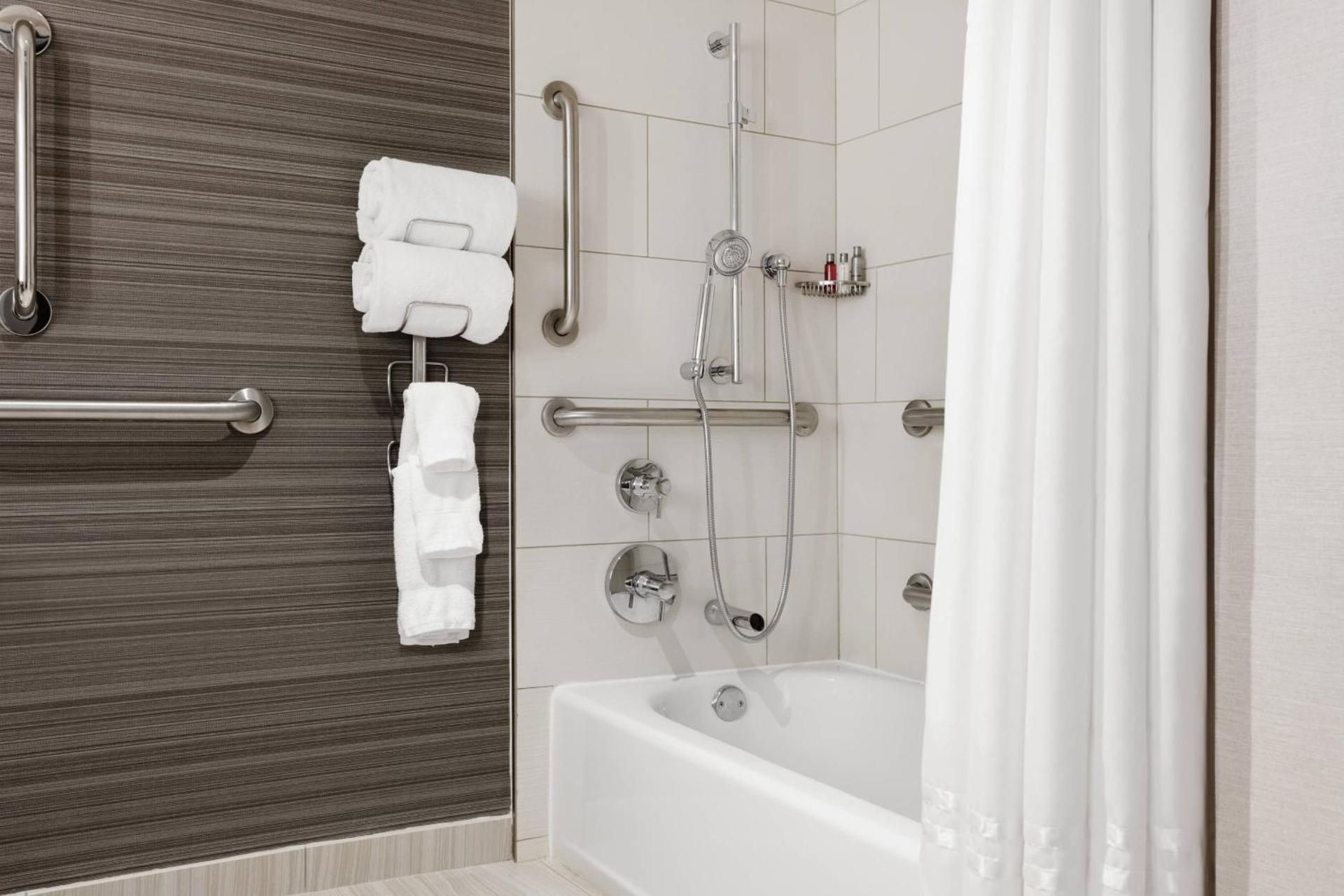 Double Room with Two Double Beds and Tub - Mobility Accessible