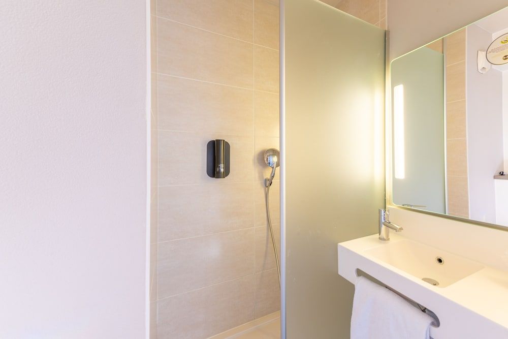 B&B HOTEL Lieusaint Carré Sénart Quadruple Room 6