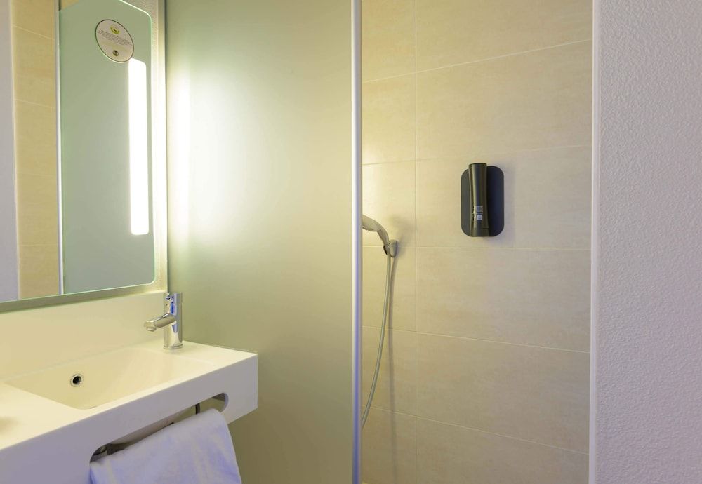 B&B HOTEL Lieusaint Carré Sénart Quadruple Room 7