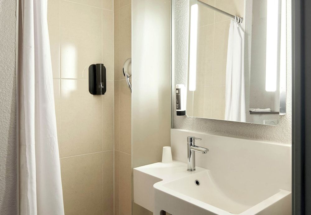 B&B HOTEL Paris Le Bourget Twin Room 6