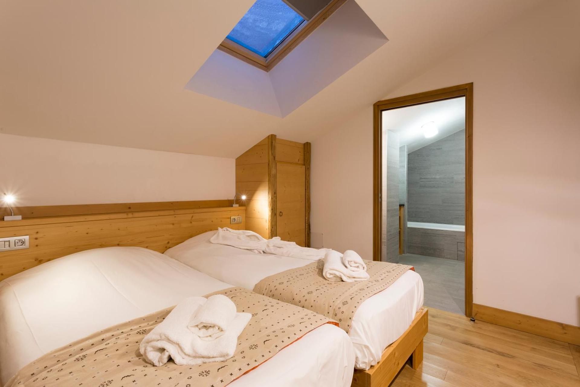 Four-Bedroom Duplex Apartment (8-10 People)