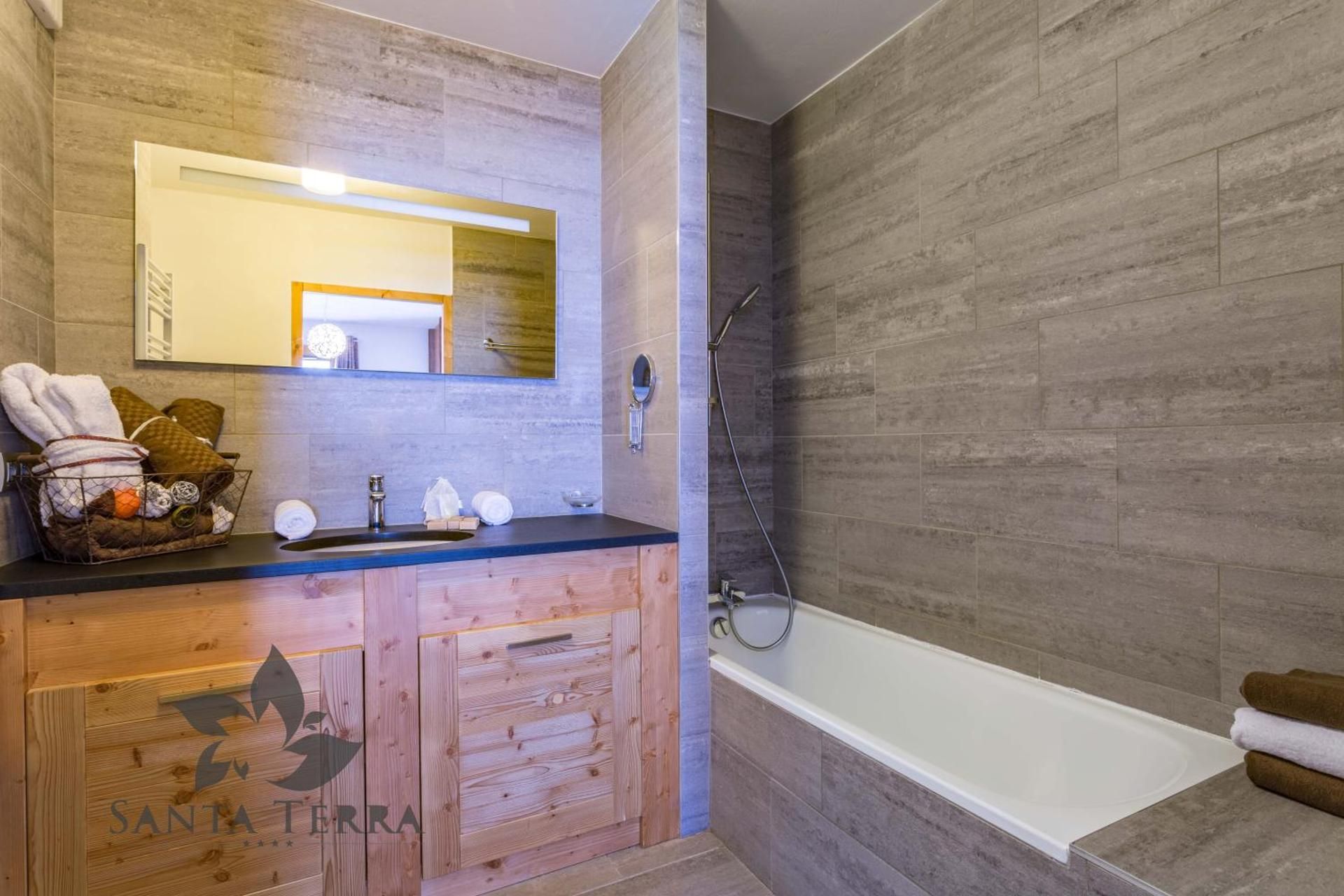 Four-Bedroom Duplex Apartment (8-10 People)