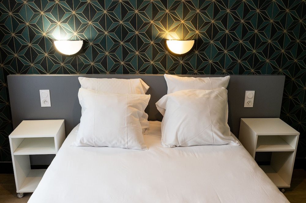 undefined Luxia Hotel 4