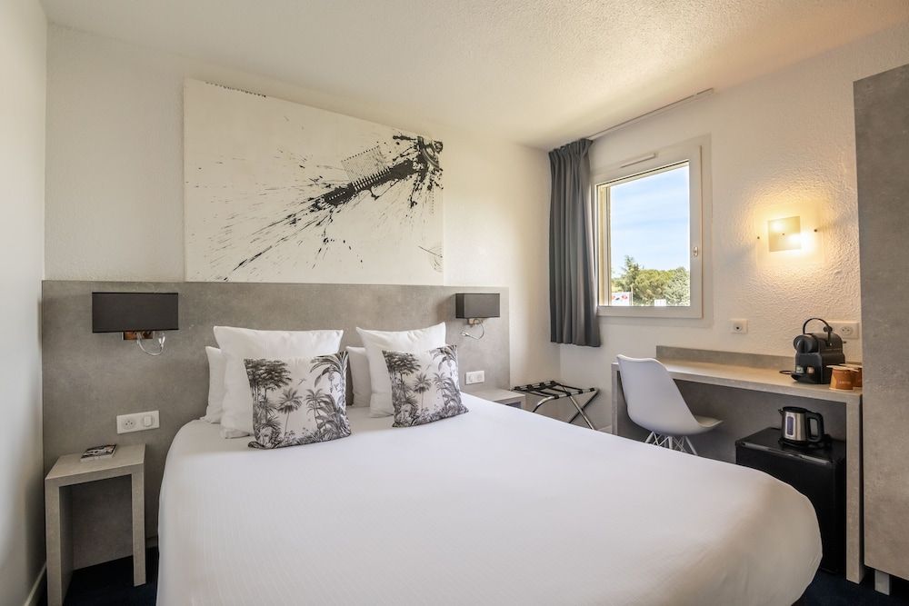 Hotel Restaurant Le Clos Fleuri Double Room, 1 Queen Bed, Balneo Bathtub 2