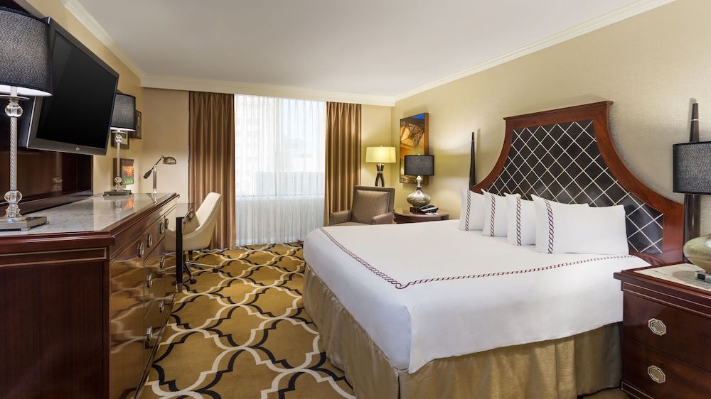 Classic Room, 1 King Bed, Accessible, Non Smoking (Communications)