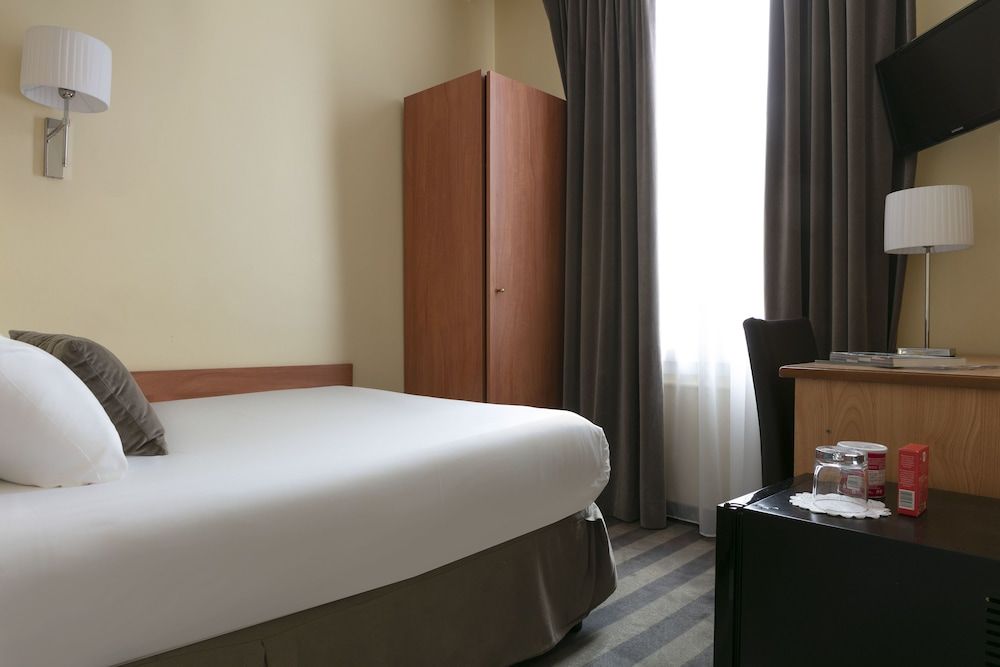 undefined Hôtel Saint Cyr Etoile 4