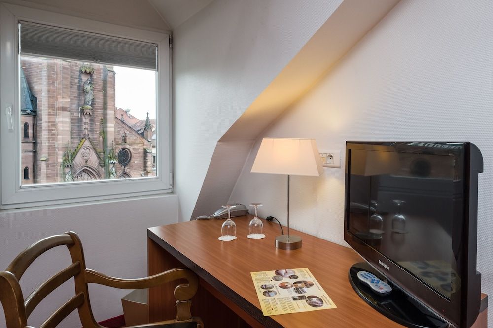 Notre Dame Comfort Double Room 4