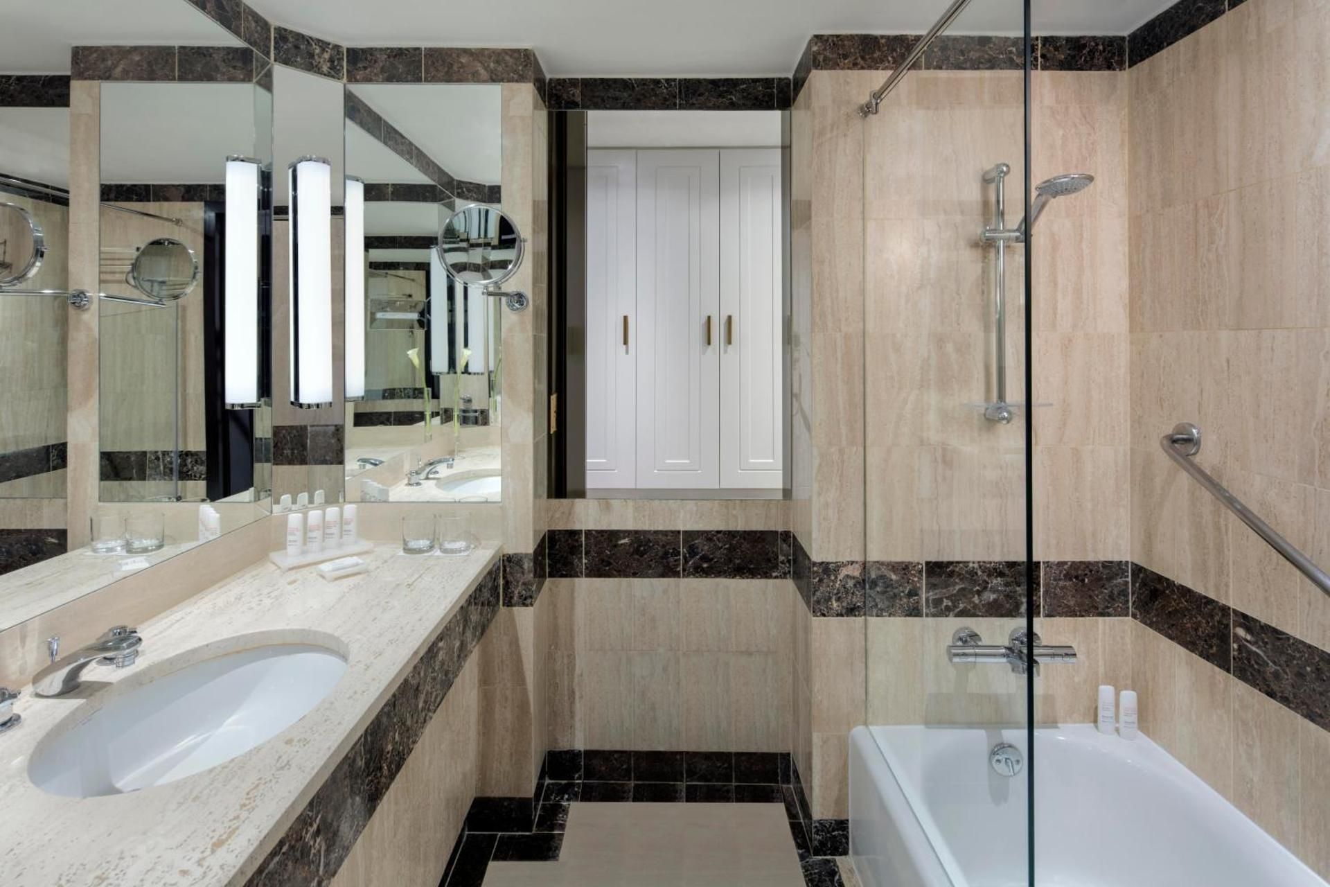 Grand Suite - Creek View & Lounge Access