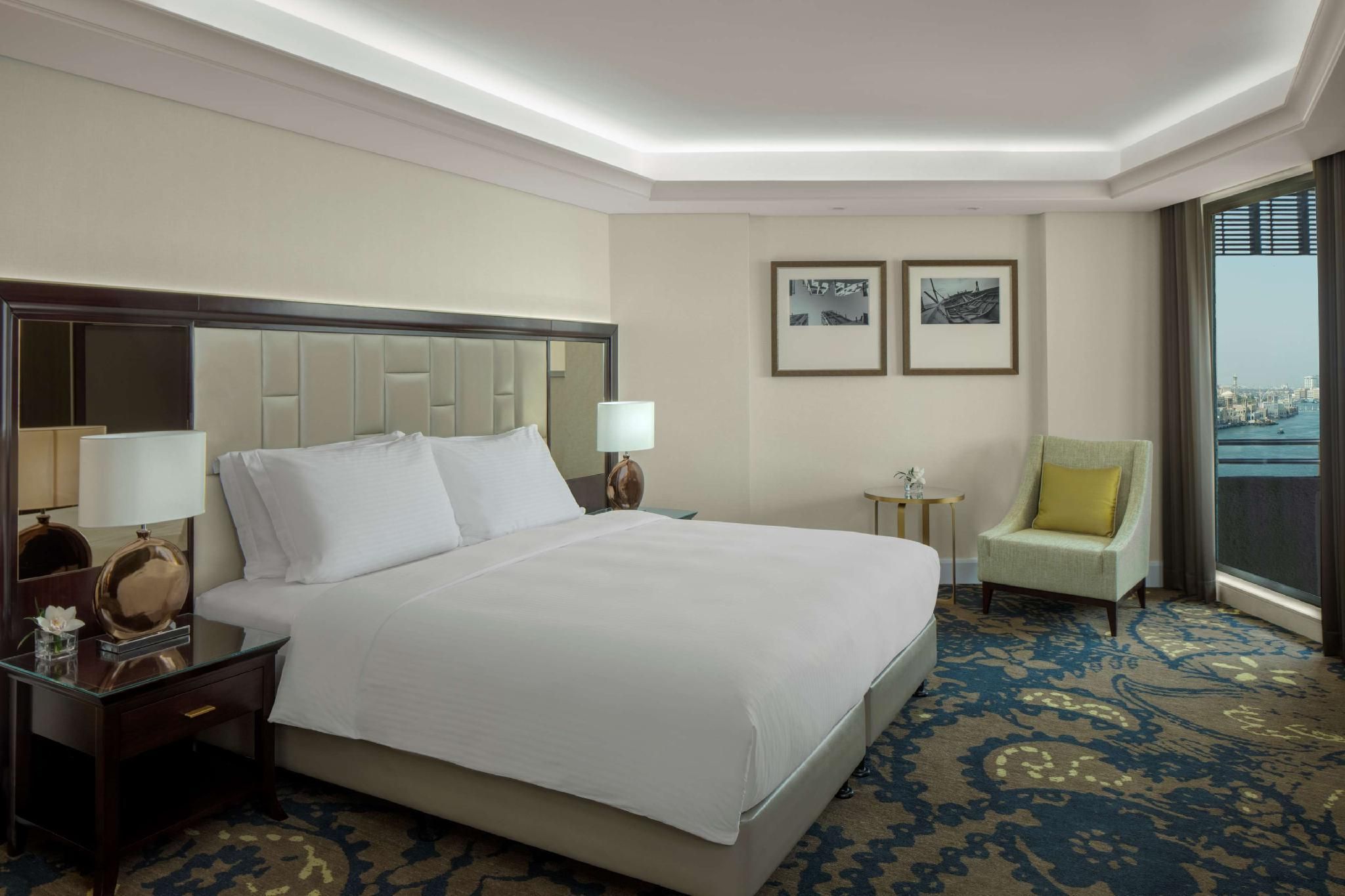 Radisson Blu Hotel, Dubai Deira Creek Standard Room Creek View & Balcony 6