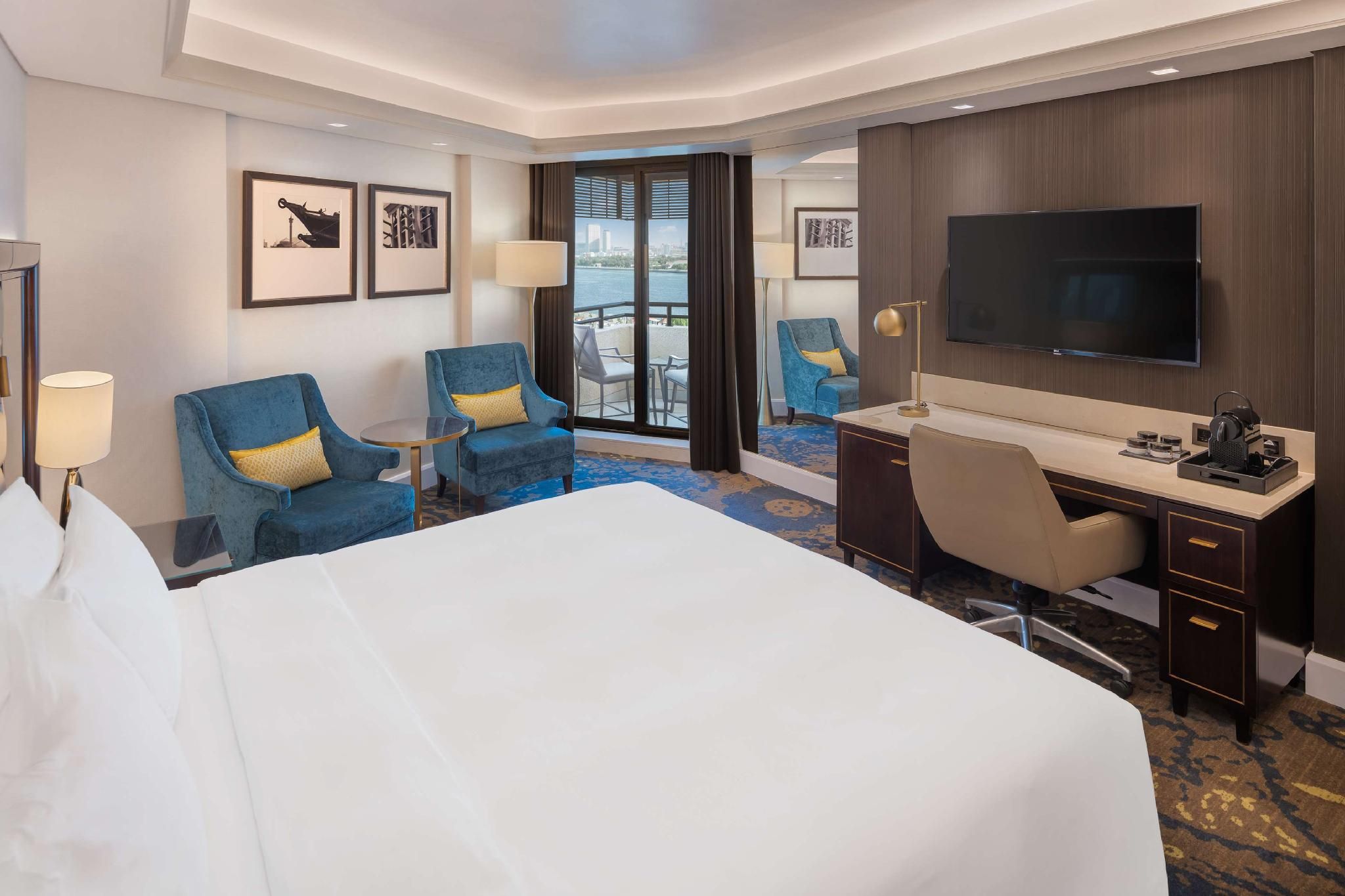 Radisson Blu Hotel, Dubai Deira Creek Standard Room Creek View & Balcony 2