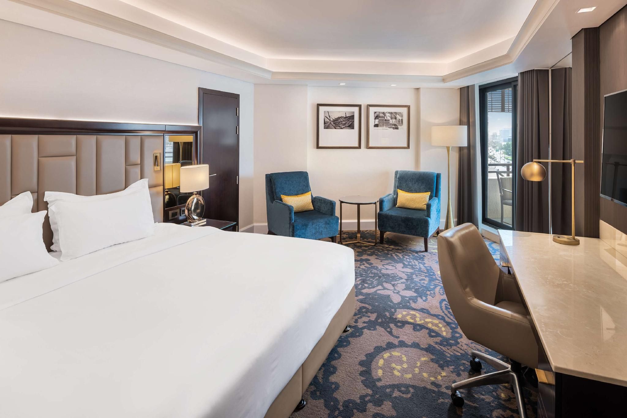 Radisson Blu Hotel, Dubai Deira Creek Standard Room Creek View & Balcony 3