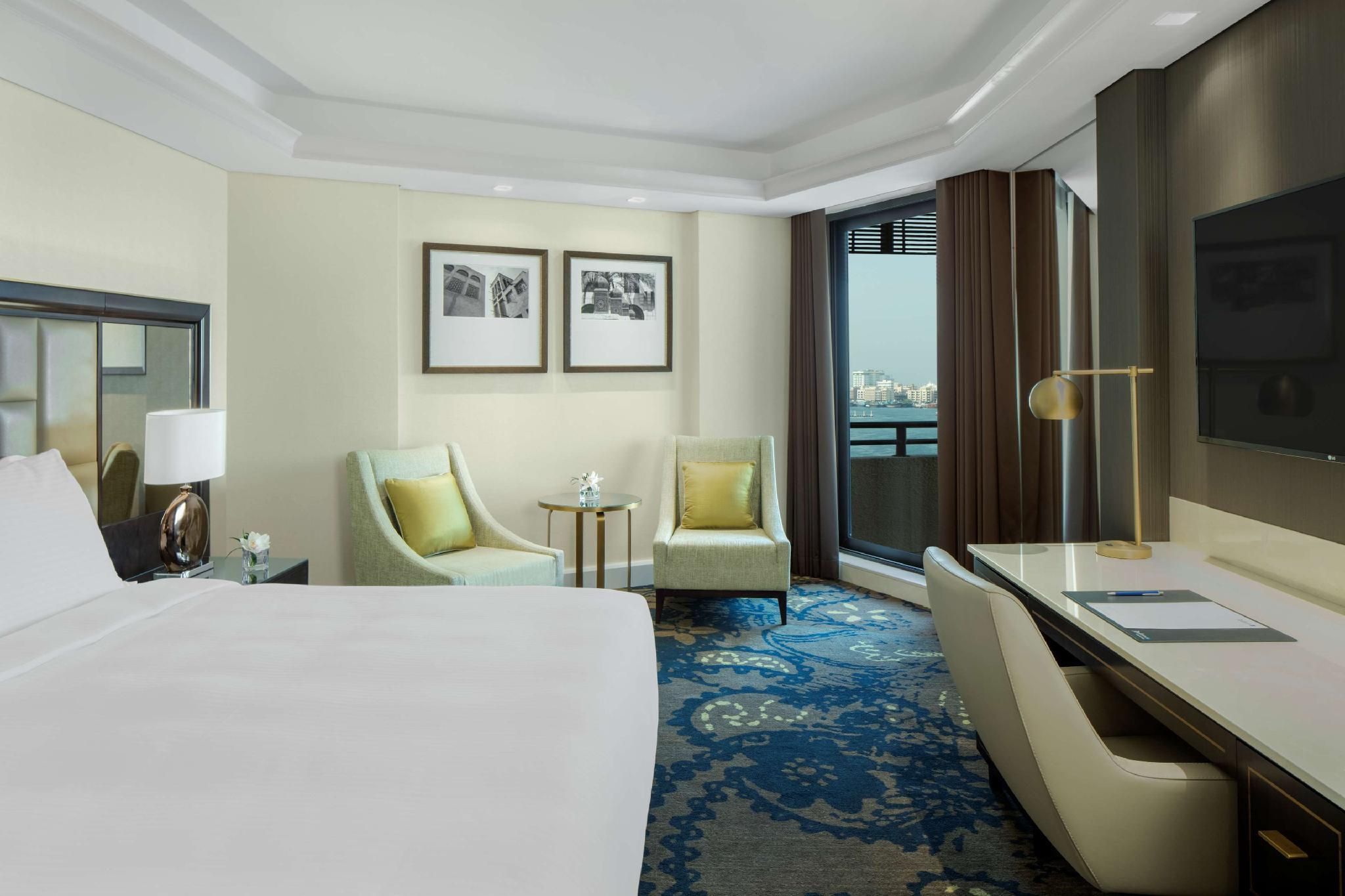 Radisson Blu Hotel, Dubai Deira Creek Standard Room Creek View & Balcony 4