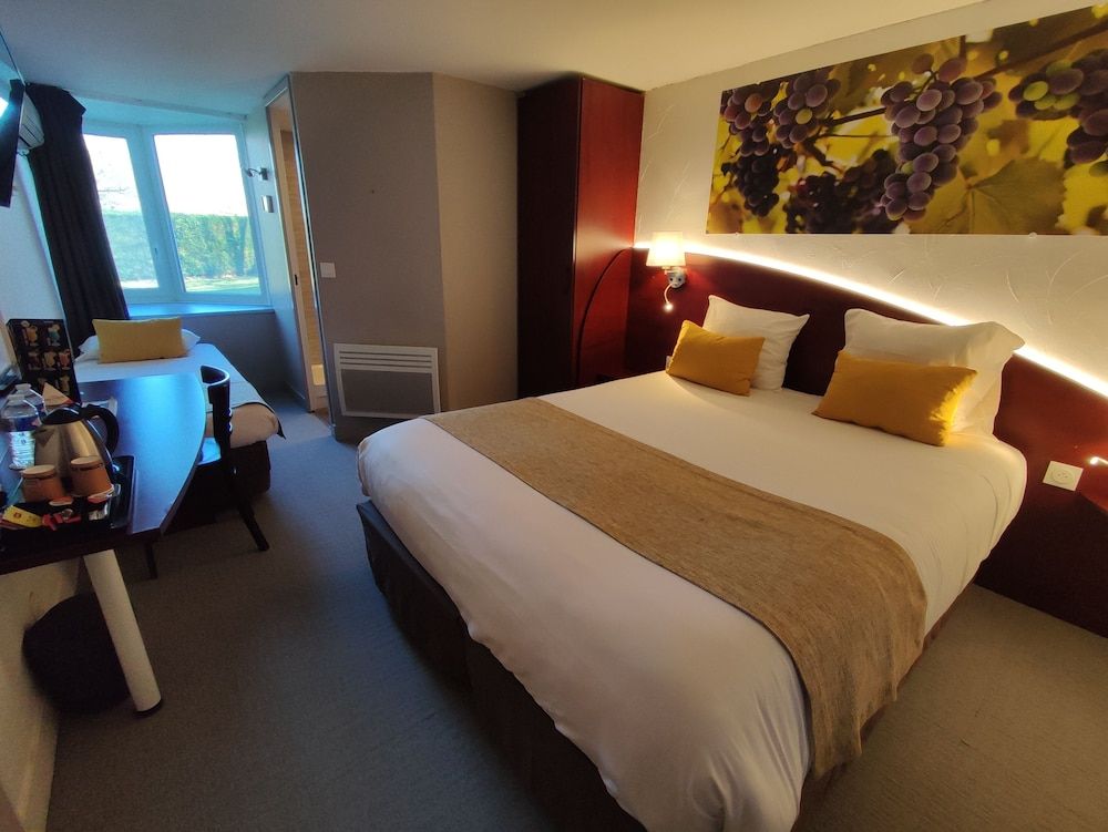 Le Provençal Triple Room 2