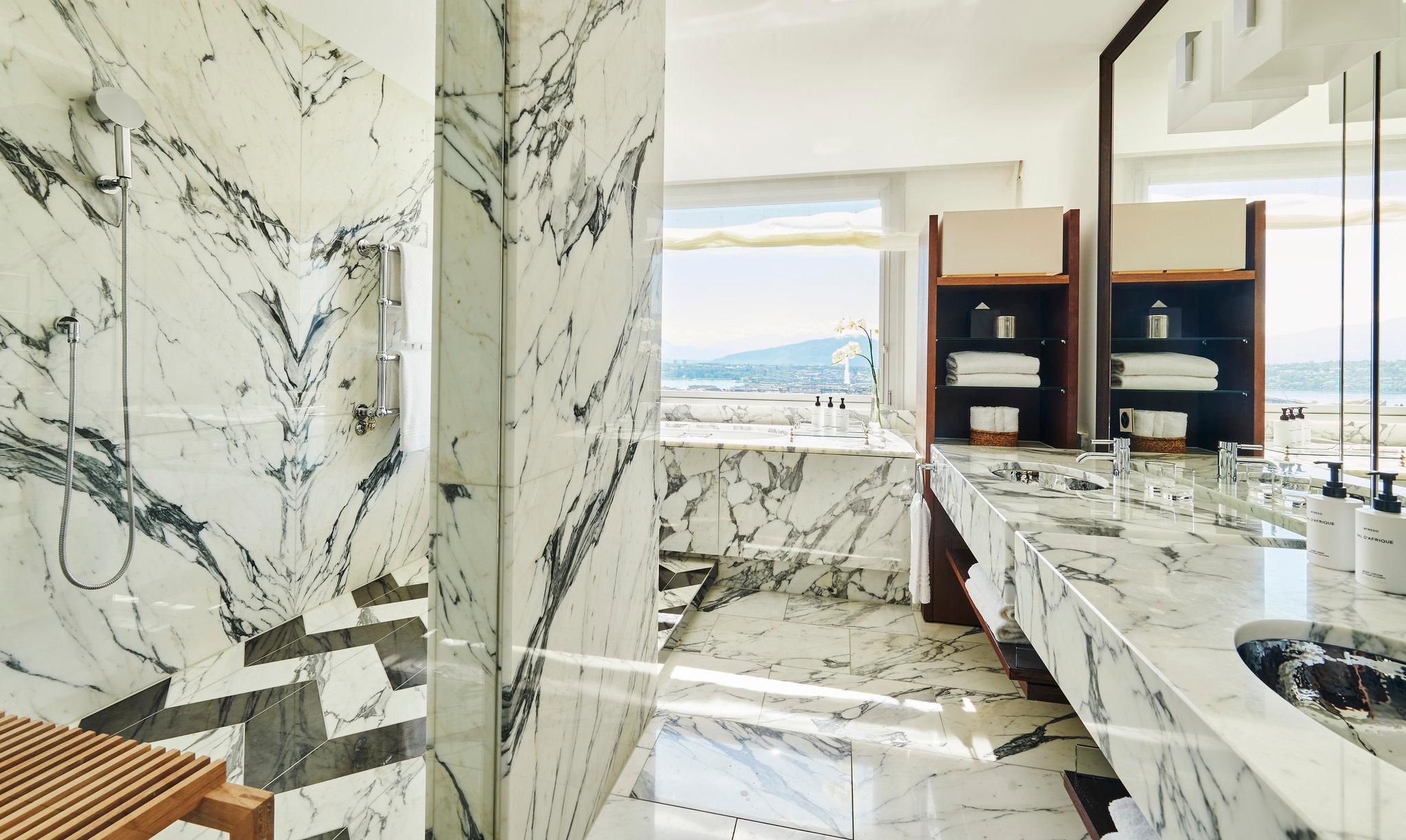 Panoramic Lake View Suite