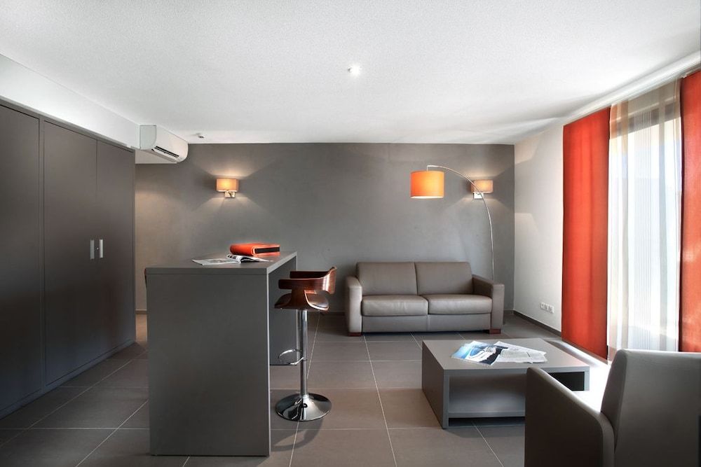 Hotel Seventeen Junior Suite, Pool View 4