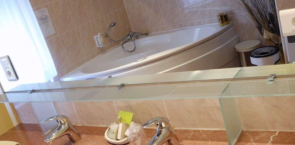 Les Reflets Jaunes Executive Suite 9